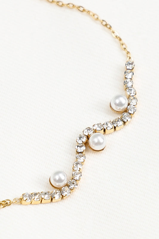Bracelet Chaîne Fine Dorée Avec Trois Perles Blanches et Strass