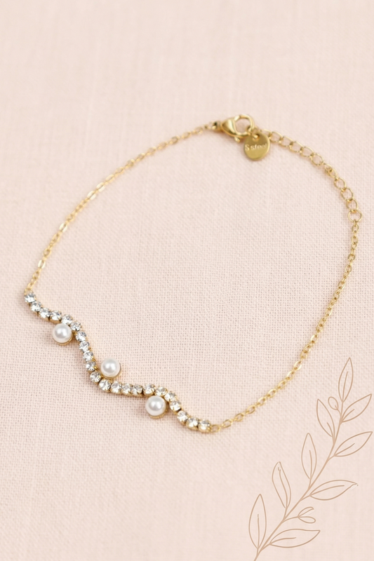Bracelet Chaîne Fine Dorée Avec Trois Perles Blanches et Strass