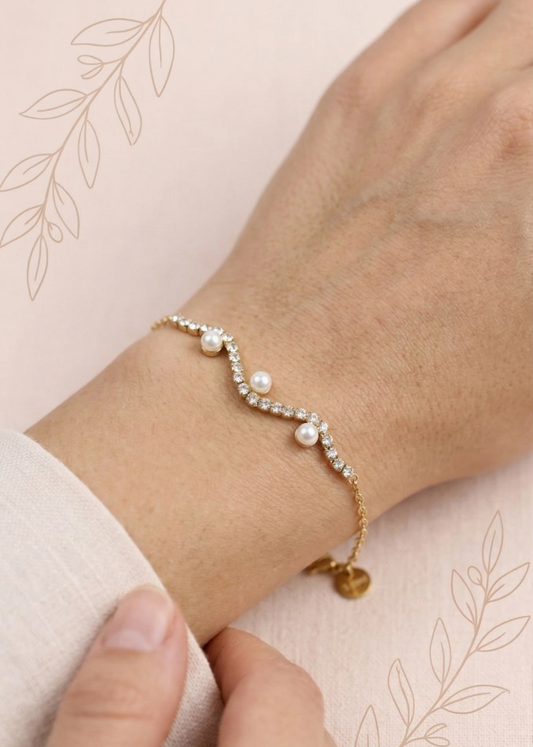 Bracelet Chaîne Fine Dorée Avec Trois Perles Blanches et Strass