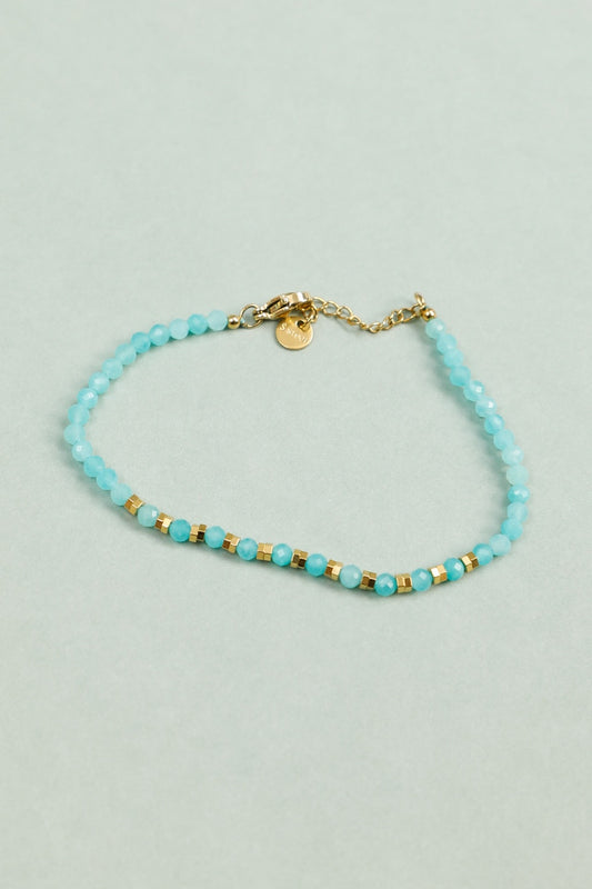 Bracelet Perles Bleues Turquoise et Détails Dorés