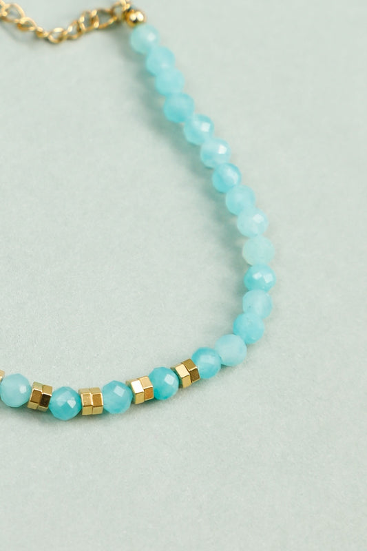 Bracelet Perles Bleues Turquoise et Détails Dorés