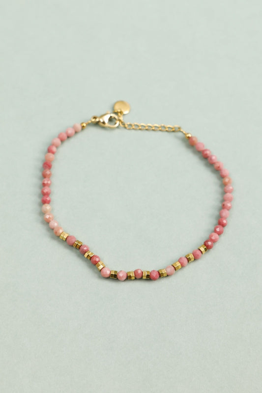 Bracelet Perles Roses Fuchsia et Détails Dorés