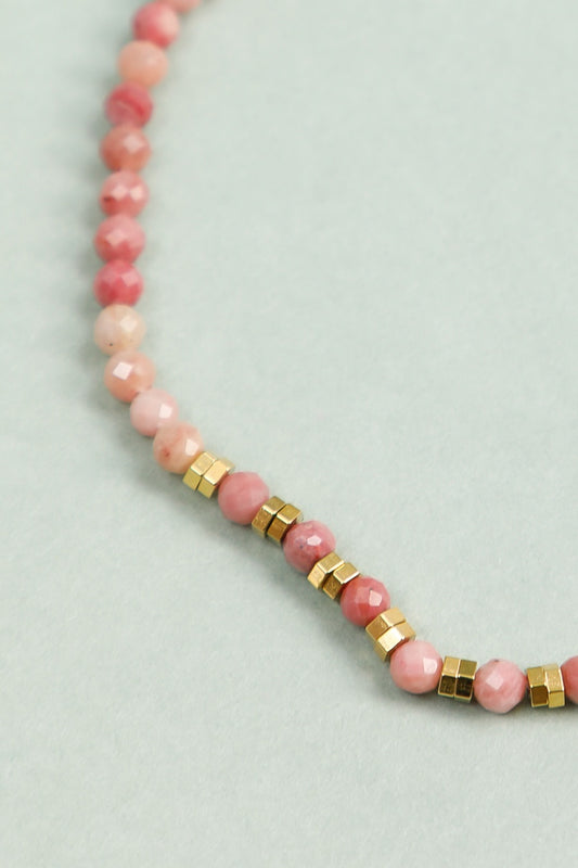 Bracelet Perles Roses Fuchsia et Détails Dorés