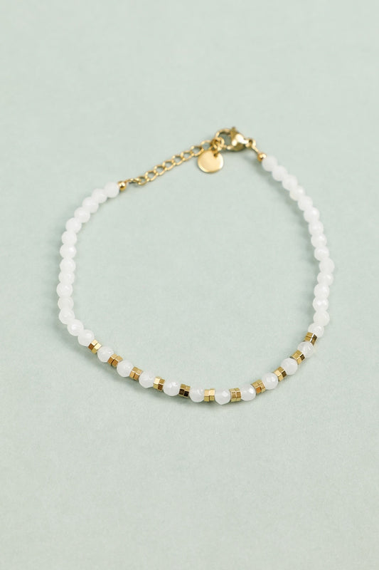 Bracelet Perles Blanches et Détails Dorés