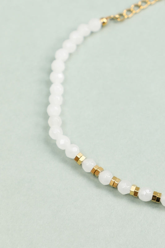 Bracelet Perles Blanches et Détails Dorés