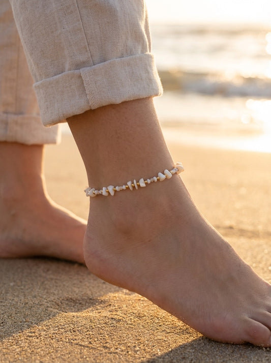 Chaîne de Cheville Perles Irrégulières Nacrées et Détails Dorés