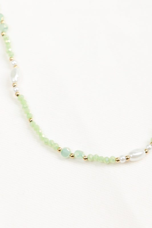 Collier Perlé Vert et Perles Nacrées Avec Détails Dorés