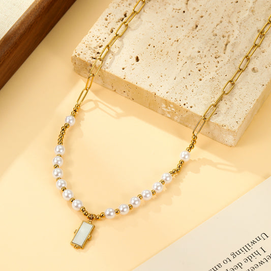 Collier Chaîne Dorée Perles Blanches et Pendentif Nacré Rectangulaire