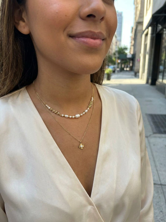 Collier Double Chaîne Dorée et Perles Blanches Nacrées Avec Pendentif Fleur