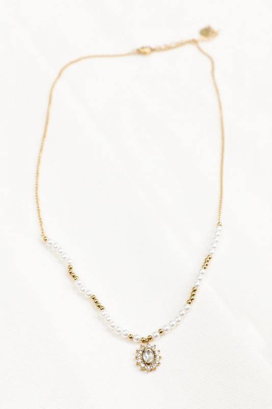 Collier Chaîne Perles Blanches et Dorées Avec Pendentif Soleil Serti de Strass