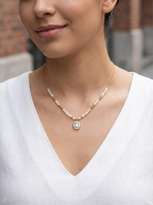 Collier Chaîne Perles Blanches et Dorées Avec Pendentif Soleil Serti de Strass