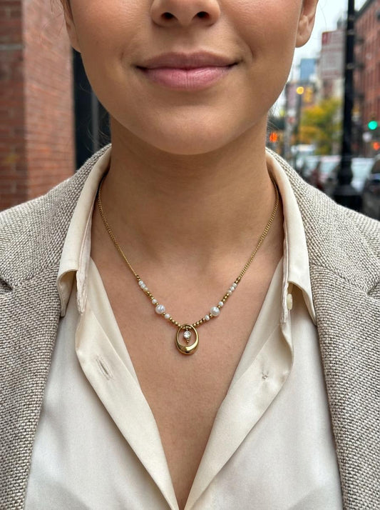Collier Chaîne Dorée Perles Blanches et Pendentif Anneau Avec Strass
