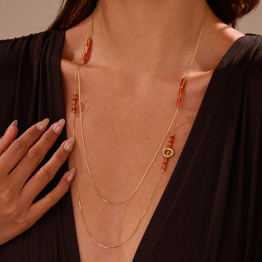 Collier Sautoir Double Chaîne Fils Fins Avec Perles Rouges et Anneau Central