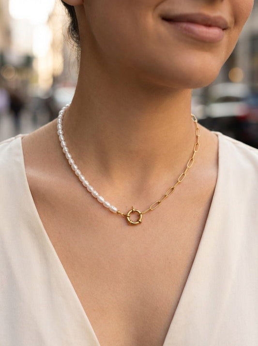 Collier Chaîne Maillon Dorée Avec Anneau et Perles Blanches