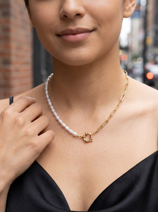 Collier Chaîne Maillon Dorée Avec Anneau et Perles Blanches