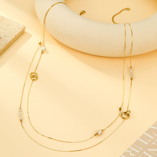 Collier Sautoir Fin Perles Blanches et Détails Anneaux Dorés