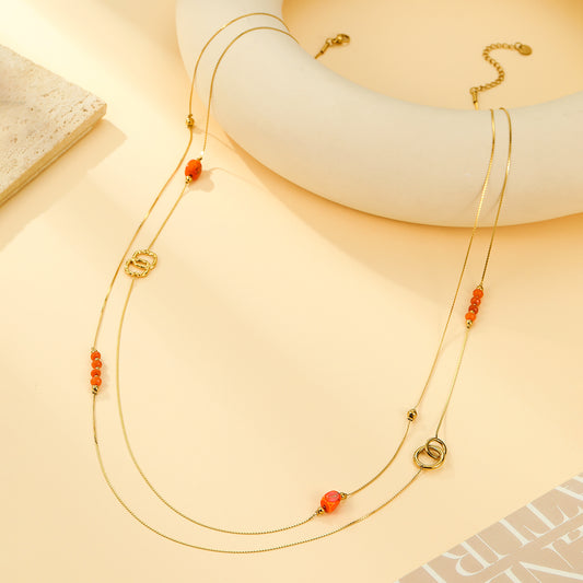 Collier Sautoir Fin Perles Orangées et Détails Anneaux Dorés