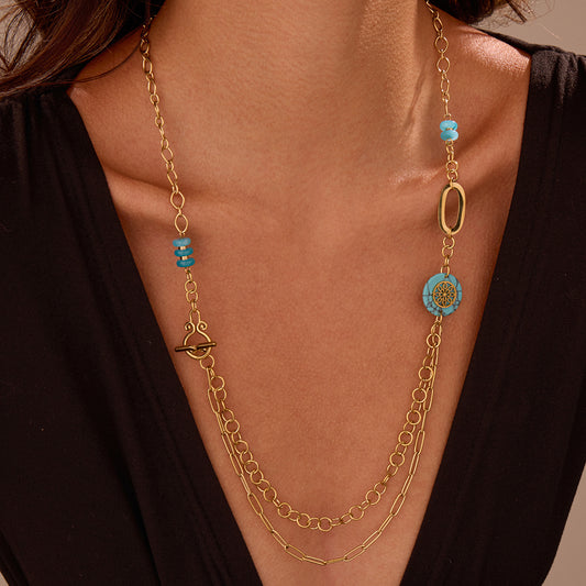 Collier Sautoir Double Chaîne Dorée Avec Pierres Turquoises et Détails Ethniques