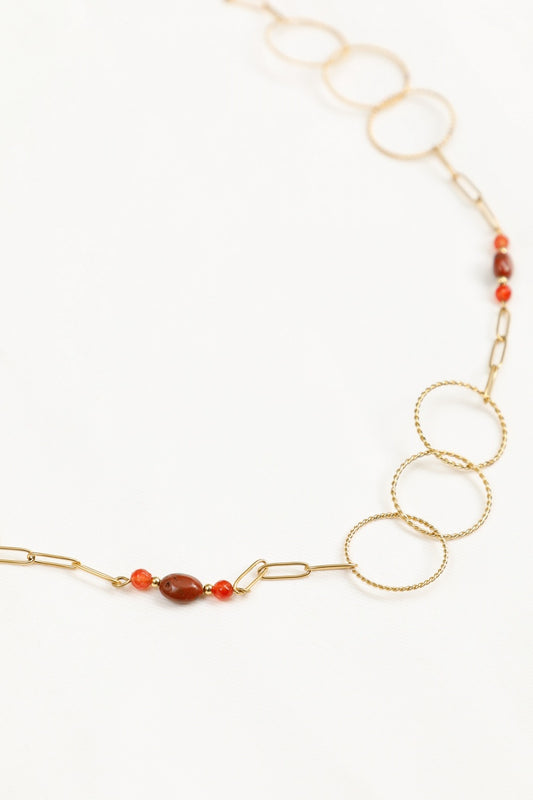 Collier Sautoir Doré Maillons Anneaux Torsadés Entrelacés et Perles Rouges