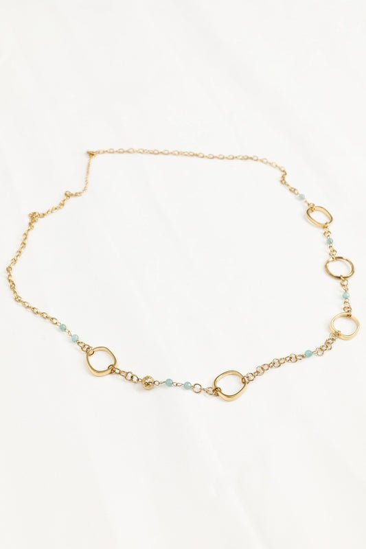 Collier Sautoir Doré Grands Anneaux Texturés Avec Perles Bleu Clair Facettées