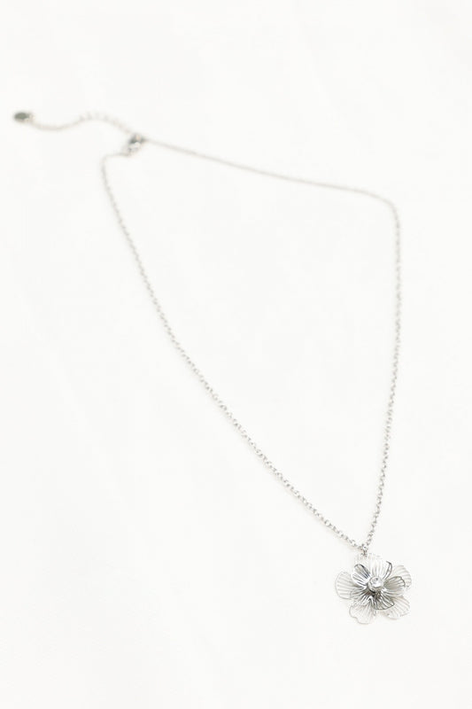 Collier Chaîne Fine Argentée Fleur Ajourée Strass Central