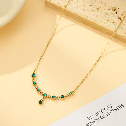 Collier Chaîne Fine Dorée Goutte et Strass Vert Éméraude