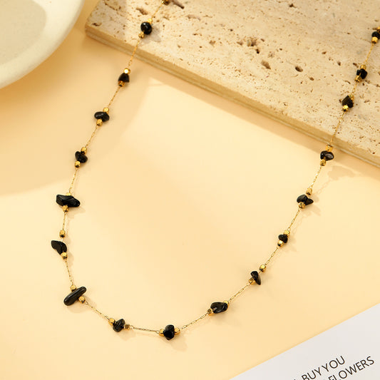 Collier Sautoir Perles Irrégulières Noires et Chaîne Dorée