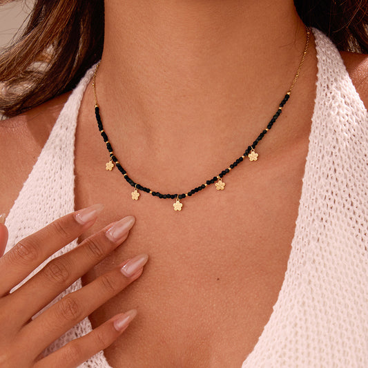 Collier Doré Perles Facettées Noires et Pendentifs Fleur