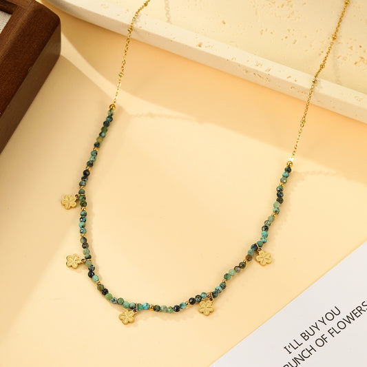 Collier Doré Perles Facettées Vert Africain et Pendentifs Fleur