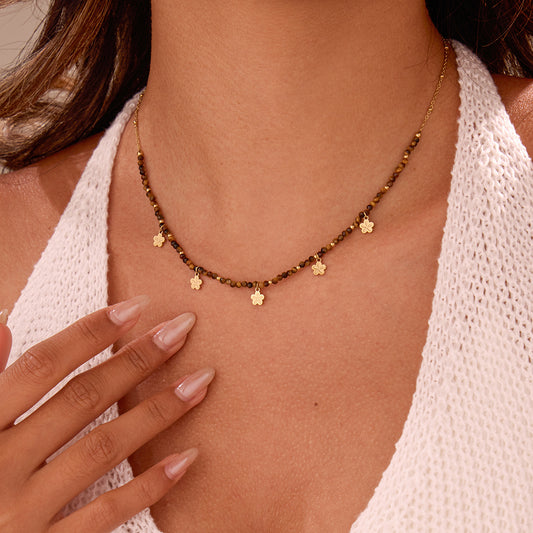 Collier Doré Perles Facettées Vert Africain et Pendentifs Fleur