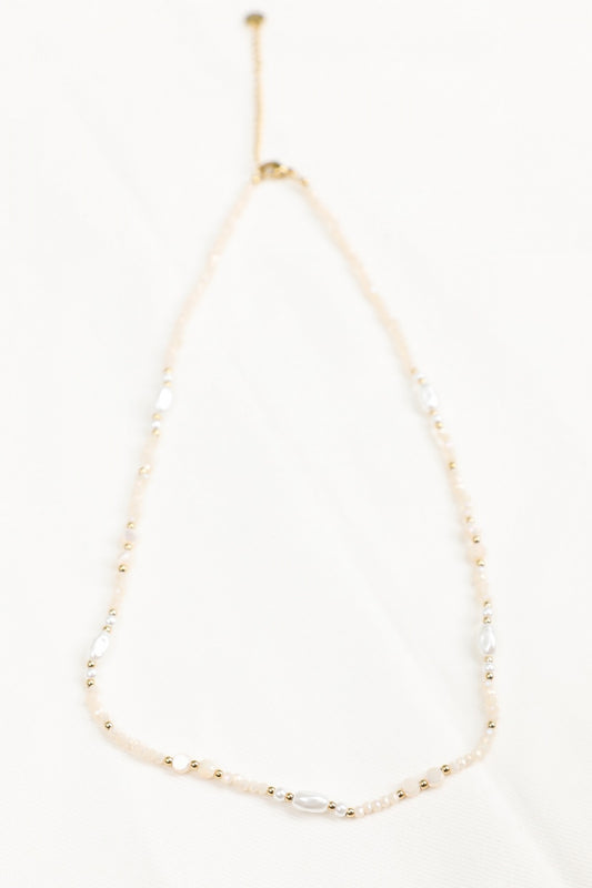 Collier Perlé Rose Poudré et Perles Nacrées Avec Détails Dorés