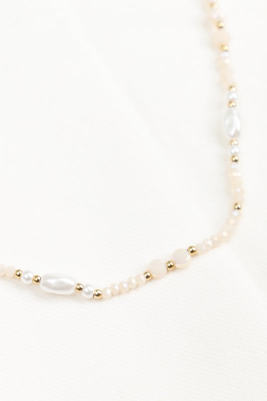 Collier Perlé Rose Poudré et Perles Nacrées Avec Détails Dorés