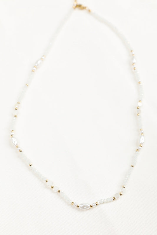 Collier Perlé Blanc et Perles Nacrées Avec Détails Dorés