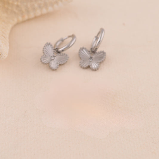 Boucles d'oreilles mini créoles argentées avec pendentifs papillon serti d'un strass