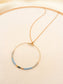 Collier long chaîne fine dorée avec cercle perlés bleu
