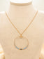 Collier long chaîne fine dorée avec cercle perlés bleu