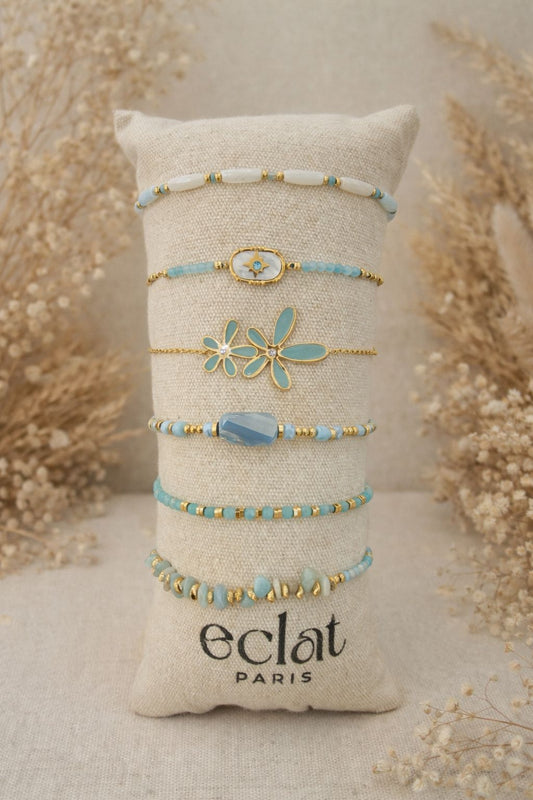 Lot de 8 bracelets dorés nuances de bleu sur coussin