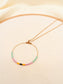 Collier long chaîne fine dorée avec cercle perlé rose