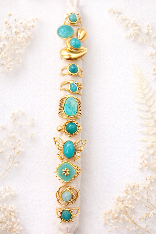 Lot de 10 bagues colorées bleues sur présentoir