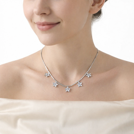 Collier fin orné de cinq fleurs soudées