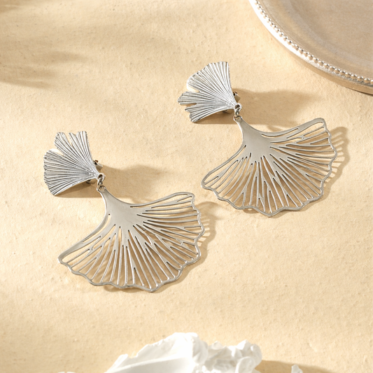Boucles d’oreilles dorées à clip pendantes feuilles de ginkgo ajourées