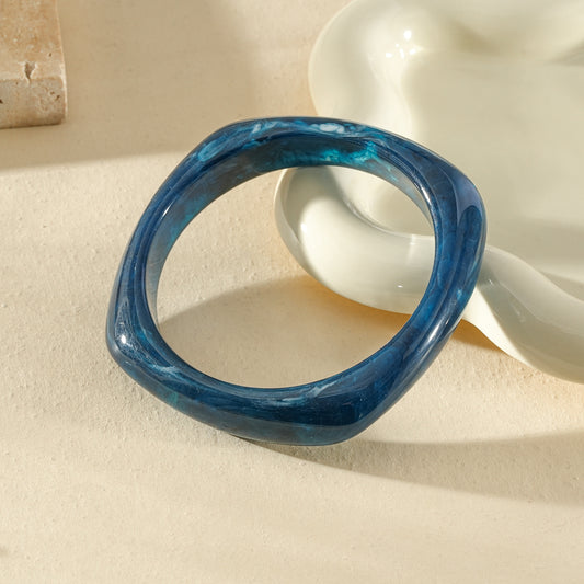 Bracelet jonc bleu marbré forme carré arrondi résine
