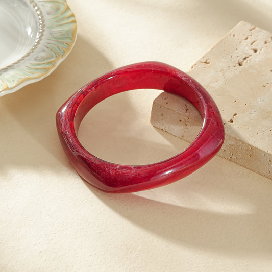 Bracelet jonc rouge carmin marbré forme carré arrondi résine