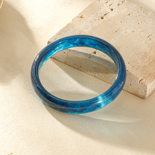 Bracelet jonc semi-fin bleu marbré rond résine