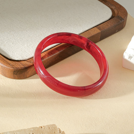 Bracelet jonc semi-fin rouge carmin marbré rond résine