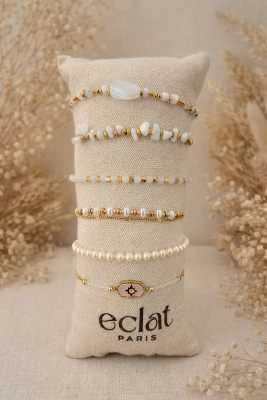 Lot de 6 bracelets dorés nuances de blanc sur coussin