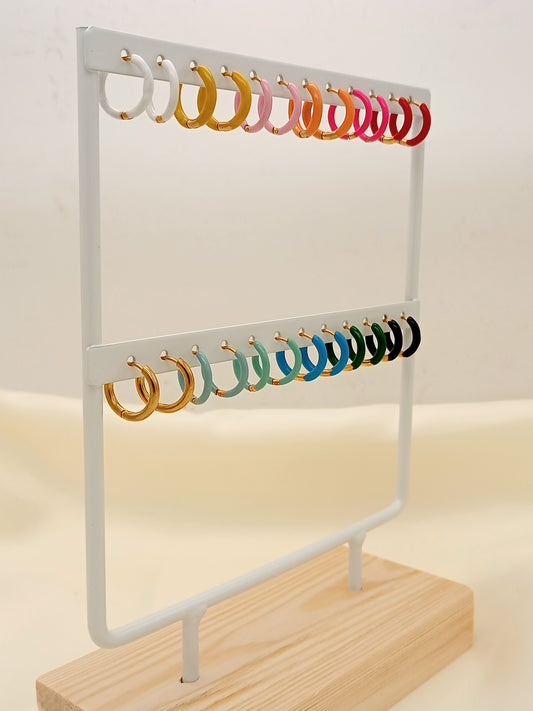 Présentoir blanc avec 12 paires de boucles d'oreilles colorées
