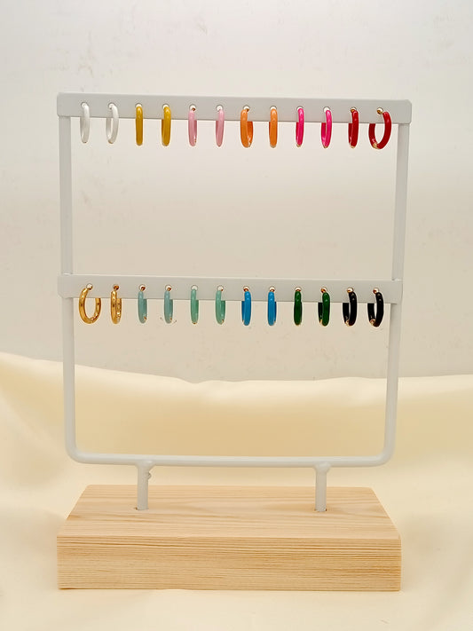 Présentoir blanc avec 12 paires de boucles d'oreilles colorées