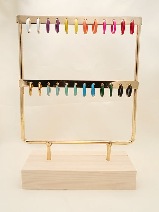 Présentoir doré avec 12 paires de boucles d'oreilles colorées