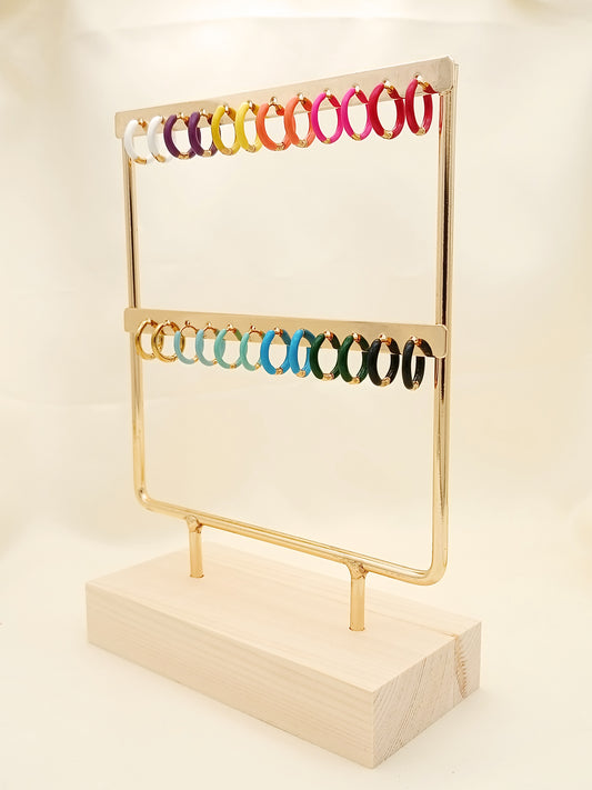 Présentoir doré avec 12 paires de boucles d'oreilles colorées